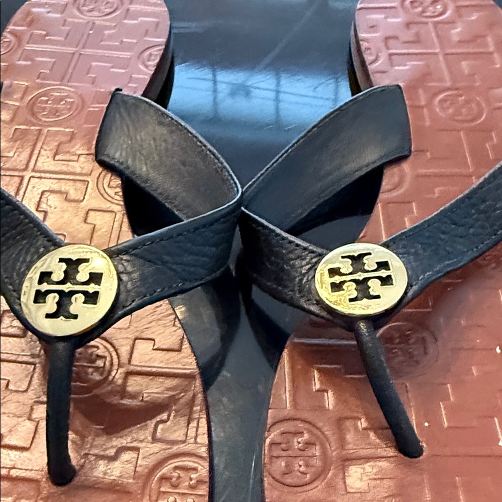 Tory Burch Black Leather Thong Sandals with Terracotta Footbed and Gold Logo - Picture 5 of 8